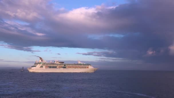 Crucero Navega Través Del Océano Abierto — Vídeo de stock