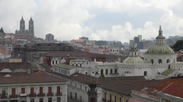 Ustalanie Strzał Przez Dachy Quito Ekwador Kościołów Centrum Dzielnicy Biznesowej — Wideo stockowe