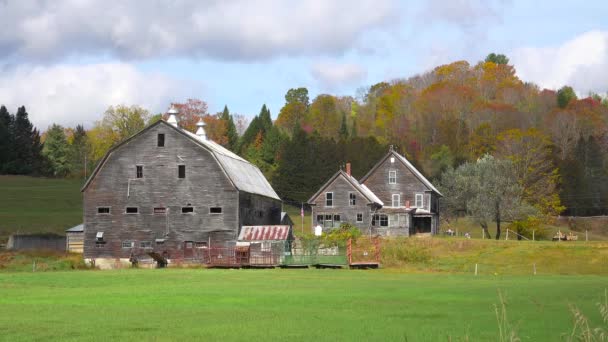 在佛蒙特州一个漂亮的旧谷仓和农舍后面 时间流逝了 — 图库视频影像