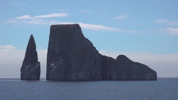 Etablera Skott Klippformation Galapagosöarna Ecuador Från Båt — Stockvideo