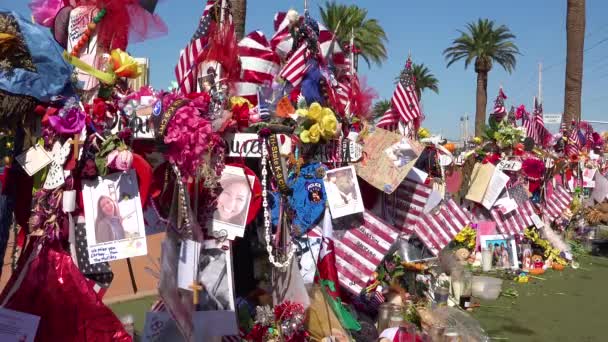 2017 Thousands Candles Signs Form Makeshift Memorial Base Welcome Las — Stock Video