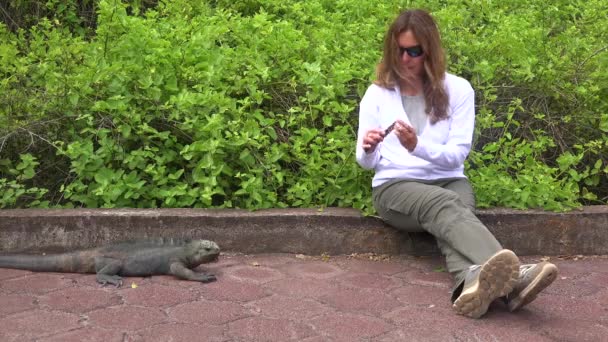 Porto Ayora Galapagos Adaları Ekvador Bir Kadın Sokakta Çivi Törpülüyor — Stok video