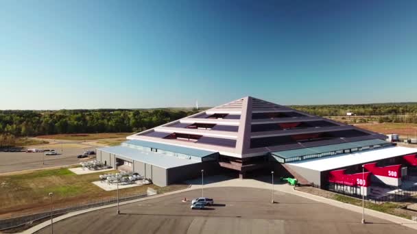 Een Antenne Boven Een Futuristisch Piramidekantoorgebouw Hoofdkantoor Van Een Bedrijf — Stockvideo