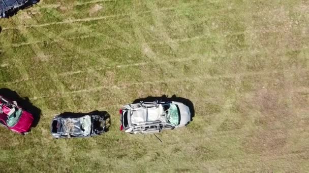 Antena Nad Kółkiem Zgniecionych Samochodów Dużym Polu Niedaleko Portland Maine — Wideo stockowe