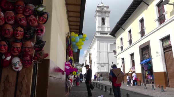 Gyalogosok Macskaköves Quito Ecuador Utcáin Sétálnak Galambokkal Előtérben — Stock videók
