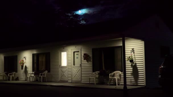 Ustalanie Ujęcia Motelu Przy Drodze Podczas Pełni Księżyca Nocy — Wideo stockowe