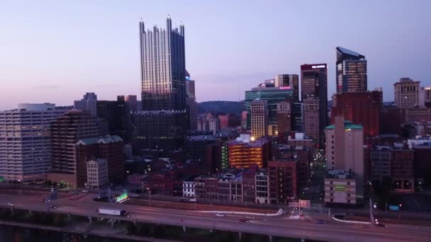 Hermosa Antena Nocturna Sobre Pittsburgh Pennsylvania Skyline Centro — Vídeos de Stock