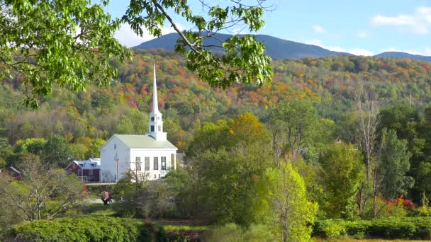 ストウ バーモントの教会と尖塔は 小さな町アメリカやニューイングランドの美しさを完璧に捉えています — ストック動画
