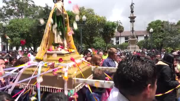 Katolsk Prosesjon Går Gjennom Gatene Quito Ecuador – stockvideo