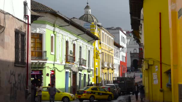 Upprättande Bilder Trafikerade Gator Quito Ecuador — Stockvideo