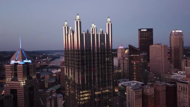 Hermosa Antena Nocturna Sobre Pittsburgh Pennsylvania Skyline Centro — Vídeos de Stock