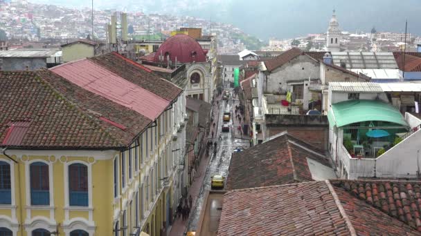 Stabilire Girato Attraverso Tetti Quito Ecuador Con Strade Trafficate Pedoni — Video Stock