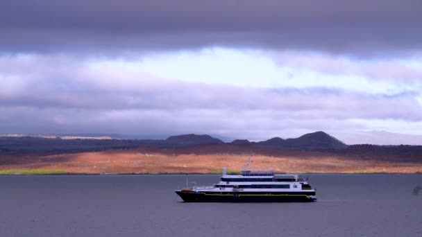 Una Barca Ormeggiata Largo Delle Isole Galapagos — Video Stock