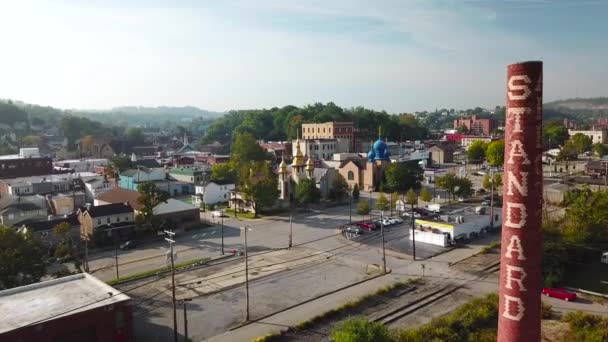 Antenn Runt Industriell Amerikansk Stad Övergiven Rökstack Med Ukransk Ortodoxa — Stockvideo