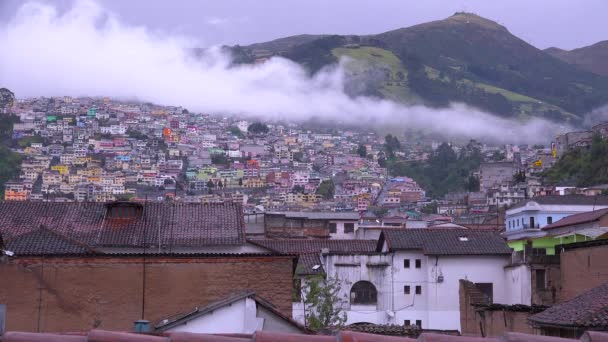 Σύννεφα Αιωρούνται Πάνω Από Τις Στέγες Του Κίτο Εκουαδόρ — Αρχείο Βίντεο