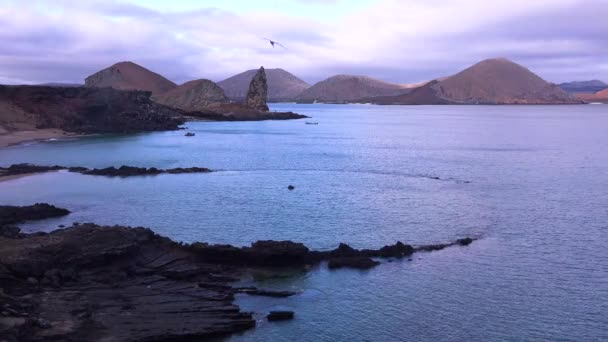 Establecimiento Plano Las Islas Galápagos Ecuador Con Roca Pináculo Distancia — Vídeo de stock