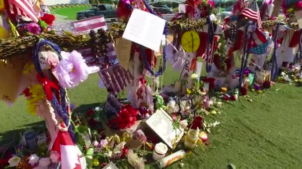 2017年 在美国最惨烈的枪击案之后 数以千计的蜡烛和标志在拉斯维加斯欢迎标志的底部形成了一个临时纪念碑 — 图库视频影像