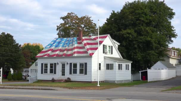 Une Maison Patriotique Avec Drapeau Américain Peint Sur Toit — Video