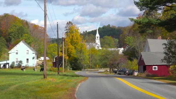 Uma Encantadora Pequena Cena Aldeia Vermont Com Igreja Fazendas Casa — Vídeo de Stock