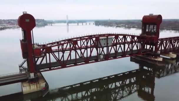 アイオワ州バーリントン近くのミシシッピ川を隆起させるか または隆起させる鉄道の橋の空中撮影 — ストック動画
