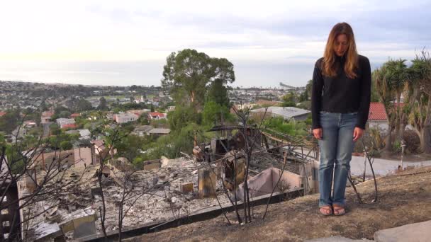 Femeie Stă Fața Unei Case Arse După Incendiul Thomas Din — Videoclip de stoc