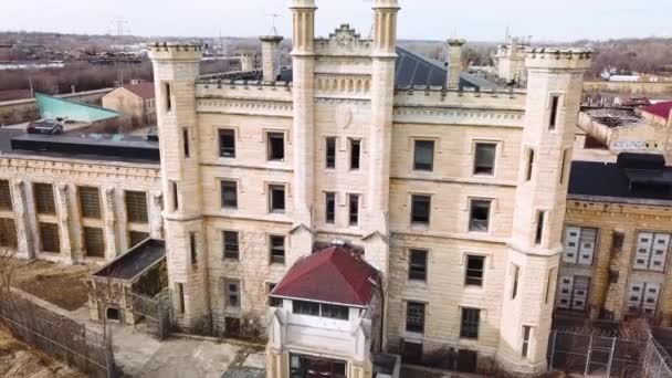 1880年代に建設されて以来の歴史的建造物であるジョリエット刑務所や刑務所の空中 — ストック動画