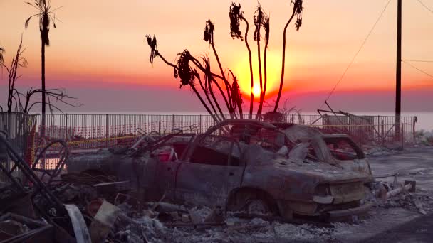 カリフォルニア州ベンチュラ郡での2017年トーマス火災の後 丘の中腹の家の横の日没で燃えた車 — ストック動画