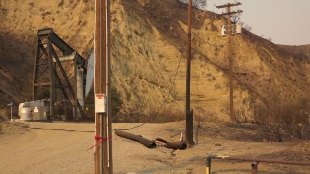電話線が半分に焼けて破壊され カリフォルニア州ベンチュラ郡のトーマス火災で停電した — ストック動画