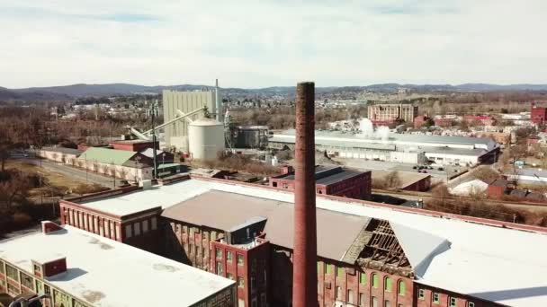 Εναέρια Πάνω Από Ένα Εγκαταλελειμμένο Αμερικανικό Εργοστάσιο Καπνοδόχο Κοντά Στο — Αρχείο Βίντεο
