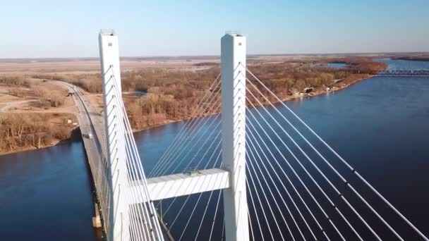Εναέρια Μιας Κρεμαστής Γέφυρας Που Διασχίζει Τον Ποταμό Μισισιπή Κοντά — Αρχείο Βίντεο