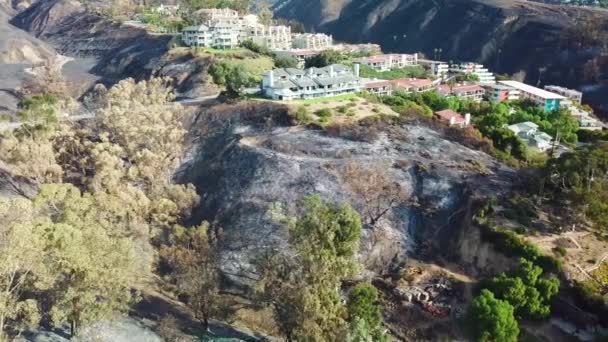Vzduch Nad Zuhelnatělými Spálenými Svahy Poblíž Apartmánů Ventuře Kalifornie Požáru — Stock video