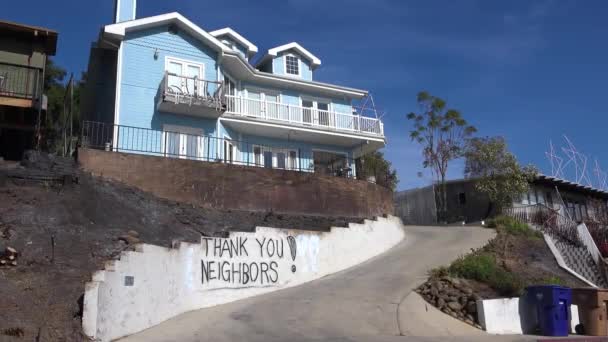 Grazie Vicini Spray Dipinto Muro Fuori Una Casa Durante Devastante — Video Stock