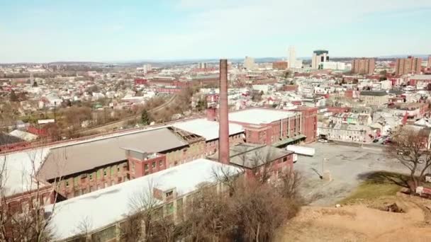 Luftaufnahme Einer Verlassenen Amerikanischen Fabrik Mit Schornstein Der Nähe Von — Stockvideo
