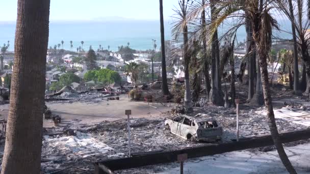 Zniszczone Szczątki Rozległego Kompleksu Apartamentowego Zwęglonych Pojazdów Widokiem Miasto Ventura — Wideo stockowe