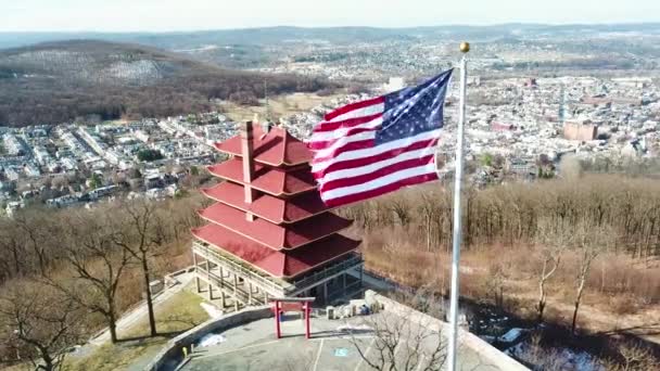 空中俯瞰宾夕法尼亚亚洲寺庙和有城市背景的美国国旗 — 图库视频影像