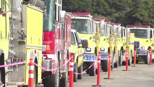 2017 Ventura Kaliforniya Daki Thomas Yangını Sırasında Itfaiye Araçlarındaki Itfaiyeciler — Stok video