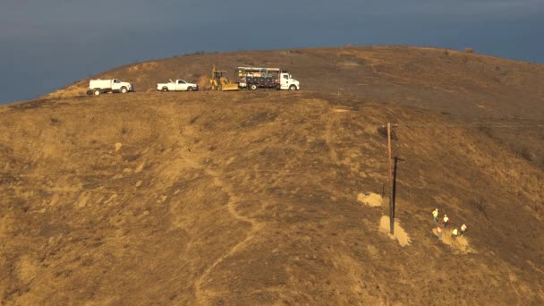 Telefonní Lineman Sce Údržbáři Pracují Vedení Spálených Kopcích Katastrofální Thomas — Stock video