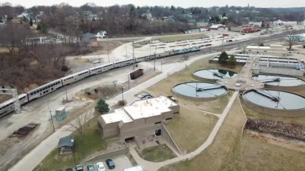 アイオワ州バーリントン近くの鉄道ヤードを通過する南西チーフ アムトラック列車の空中 — ストック動画