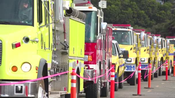 2017年加州文图拉市托马斯大火期间 消防车中的消防员排队等候在集结地值勤 — 图库视频影像