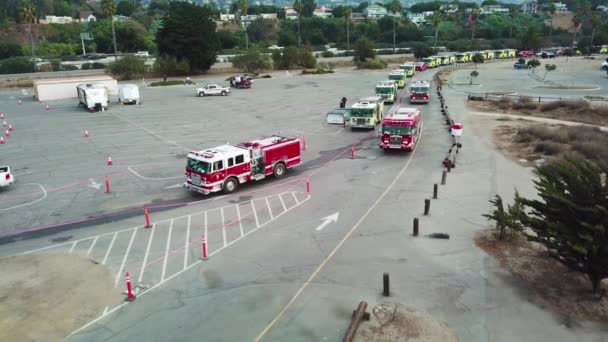 Εναέρια Των Πυροσβεστών Πυροσβεστικά Οχήματα Που Παρατάσσονται Για Υπηρεσία Χώρο — Αρχείο Βίντεο