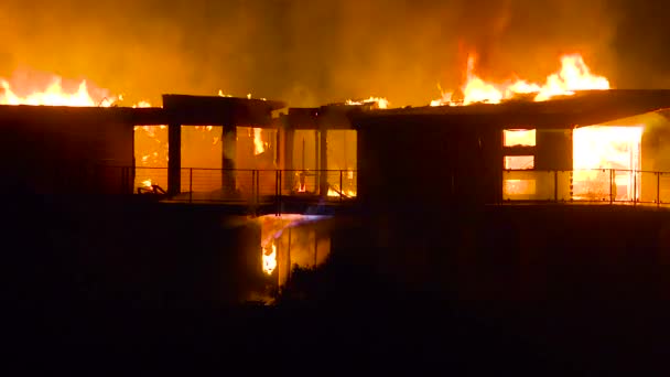 カリフォルニア州ベンチュラ郡での2017トーマス火災の間 夜に大きな家が火事になります — ストック動画