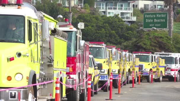 Πυροσβέστες Πυροσβεστικά Οχήματα Που Παρατάσσονται Για Υπηρεσία Χώρο Στάσης Κατά — Αρχείο Βίντεο