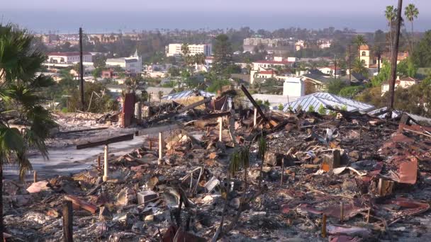 Κατεστραμμένα Ερείπια Ενός Τεράστιου Συγκροτήματος Διαμερισμάτων Θέα Την Πόλη Ventura — Αρχείο Βίντεο