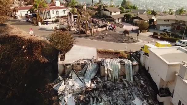 2017年托马斯大火后 加州文图拉的一处房屋被大火烧毁 — 图库视频影像