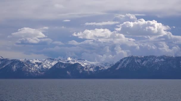 Schöne Zeitraffer Von Gewitterwolkenformationen Die Hinter Dem Schneebedeckten Tallac Und — Stockvideo
