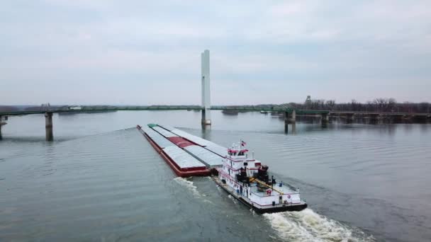 Aeronave Uma Barcaça Carvão Empurrada Por Rebocador Subindo Rio Mississippi — Vídeo de Stock