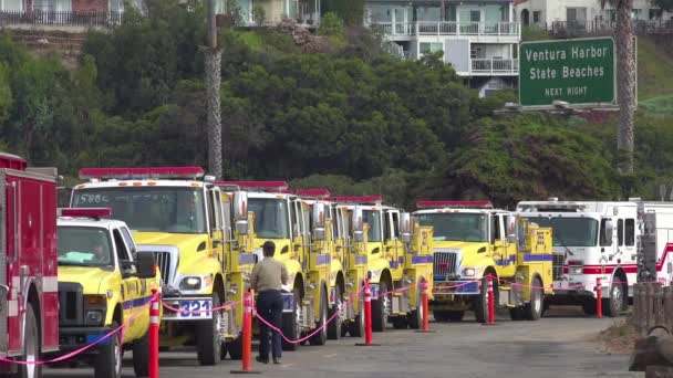 2017年カリフォルニア州ベンチュラでのトーマス火災の間 ステージングエリアでの任務のために並んでいる消防車の消防士 — ストック動画