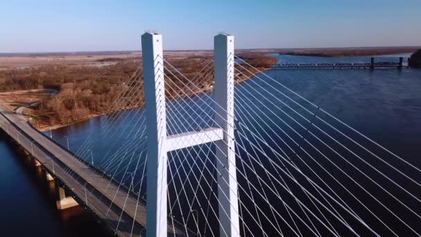 アイオワ州バーリントン近くのミシシッピ川を横断する吊り橋の空中はアメリカのインフラストラクチャを示唆している — ストック動画
