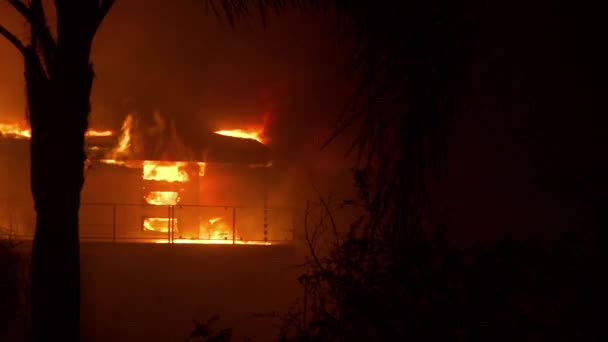 パンは カリフォルニア州ベンチュラ郡での2017トーマス火災の間 夜に燃える家を明らかにするために向かいます — ストック動画