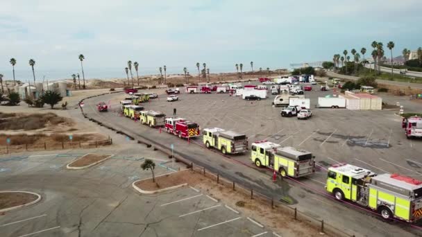 Luftaufnahmen Von Feuerwehrleuten Feuerwehrfahrzeugen Die Während Des Thomas Feuers Ventura — Stockvideo